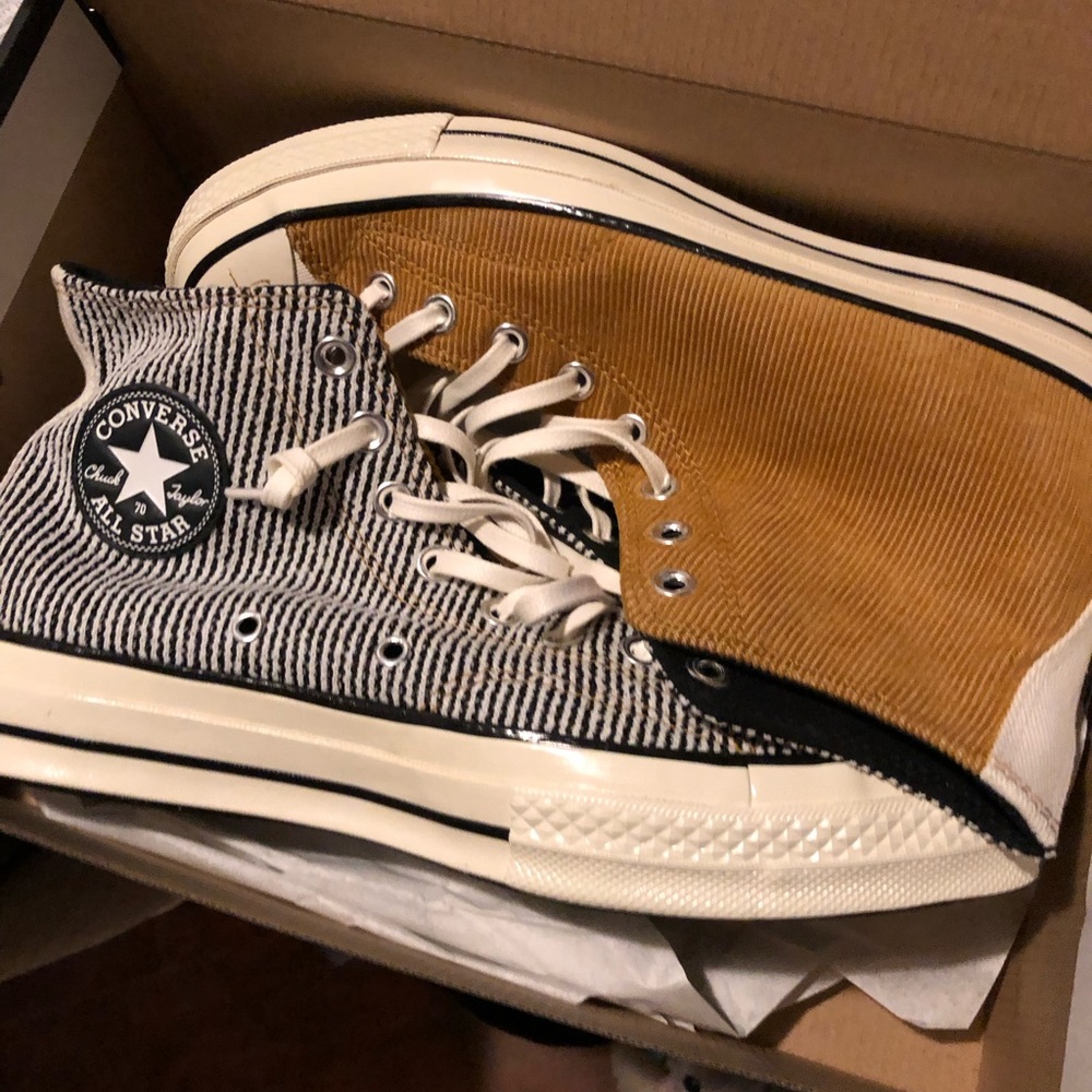 Converse Sneakers ( Box Included ) - Picture 2 of 3